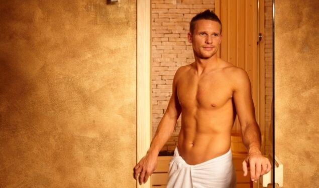 férfi a fürdőházban a pénisz megnagyobbodása előtt