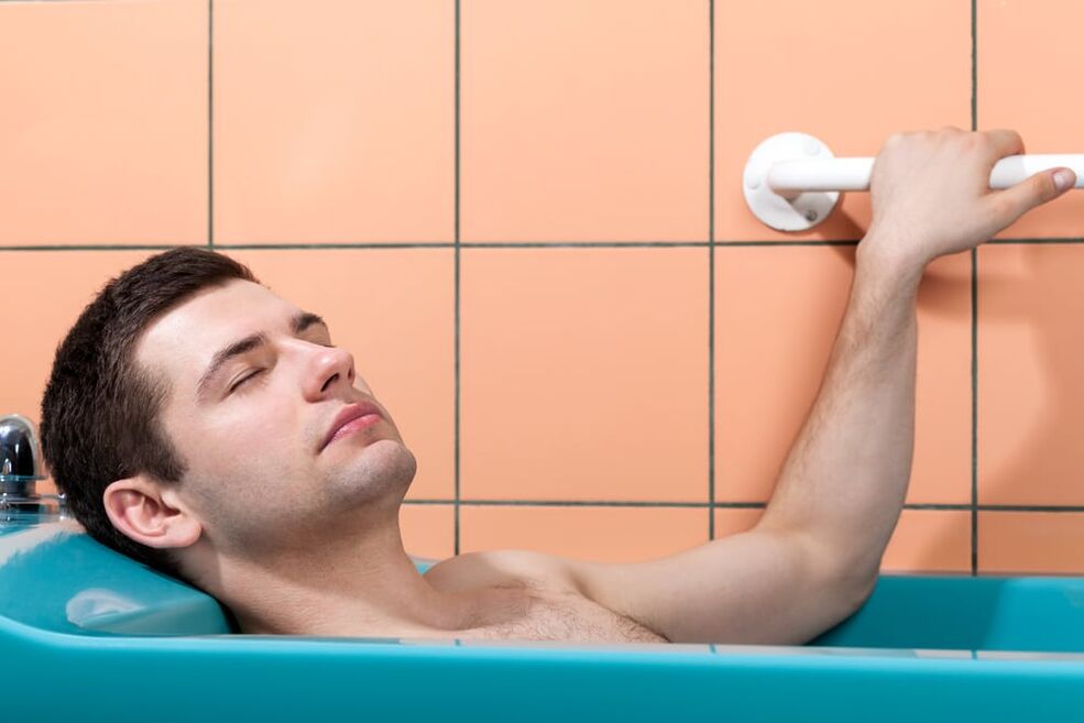 egy férfi szódabikarbónával fürdőt vesz, hogy megnagyobbítsa a péniszét